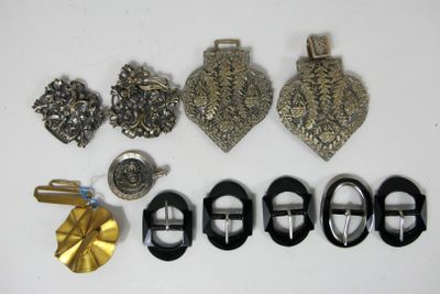 Lot de boucles de ceinture en métal.