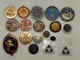 un lot de pièces de monnaie posées sur une table