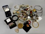 une pile de bijoux assortis sur une table