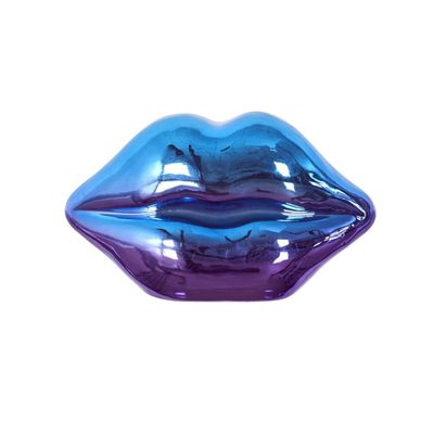 des lèvres en verre violet et bleu sur fond blanc