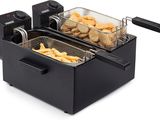 un gros plan d'une friteuse contenant des frites