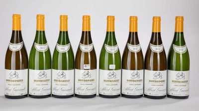 six bouteilles de vin sont alignées dans une rangée