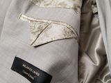 a close up of a man ' s suit and tie