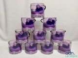 six seaux de peinture violette sont empilés les uns sur les autres