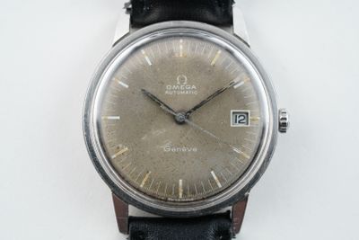 une montre posée sur une surface blanche