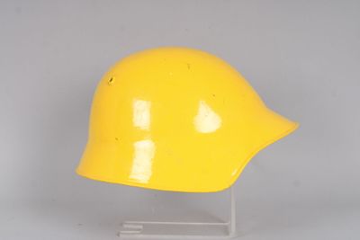 casque jaune posé sur un support transparent, sur fond blanc