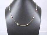 un collier en or orné de perles sur un mannequin noir