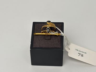 un gros plan d'une petite boîte sur laquelle repose une bague