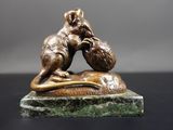 sculpture en bronze représentant une souris posée sur un rocher, tenant une autre souris dans sa gueule