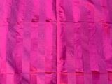 un gros plan sur un tissu rose à rayures