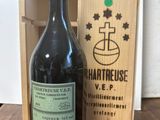 une bouteille de vin posée à côté d'une caisse en bois