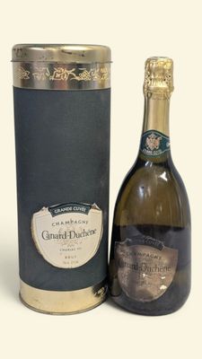 une bouteille de champagne à côté d'une bouteille de vin en bidon