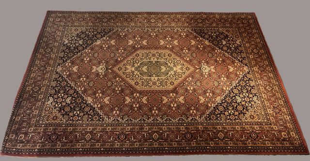 Tapis en laine. 294 x 202 cm. À nettoyer 