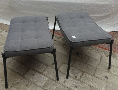 Une paire d'OTTOMANS modernes en tissu gris chiné