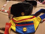 deux sacs posés sur une boîte en carton