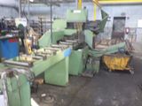 de nombreuses machines qui se trouvent toutes ensemble dans une usine