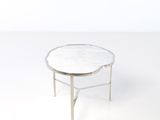 une image représentant une table blanche avec un plateau en verre, posée sur un sol blanc