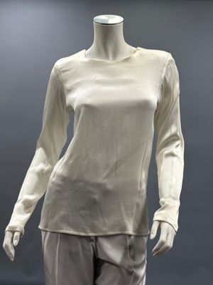 une photo d'un mannequin portant une chemise et un pantalon blancs