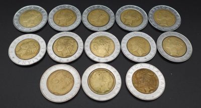 gros plan d'un paquet de pièces de monnaie posé sur une table