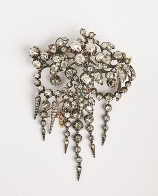 un gros plan d'une broche ornée d'un bouquet de fleurs