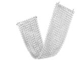 bracelet en maille métallique argentée avec des perles sur fond blanc