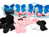 plusieurs paires de gants et de mitaines dans un sac orné d'un nœud papillon