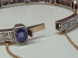 deux bracelets ornés d'une pierre bleue et de diamants