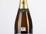 une bouteille de vin mousseux avec une étiquette sur fond blanc