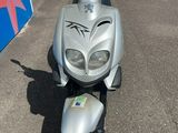 un scooter garé dans un parking