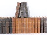 plusieurs vieux livres sont empilés sur une étagère