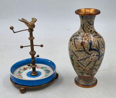 deux vases posés l'un à côté de l'autre sur une table