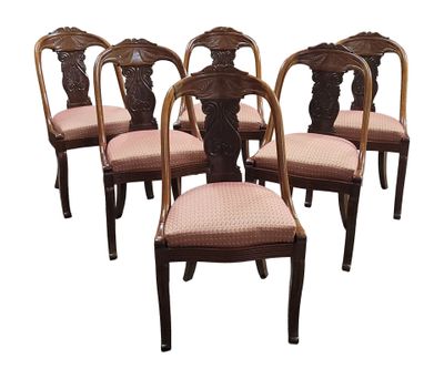 SUITE DE SIX CHAISES à dossier gondole en acajou mouluré, le…
