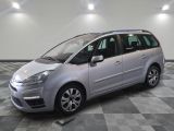 la photo d'un monospace argenté garé dans un garage