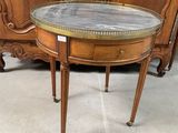 une photo d'une table en bois surmontée d'un plateau en marbre