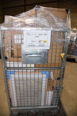 un chariot contenant de nombreux cartons dans un entrepôt