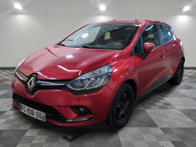 la voiture rouge est garée dans le garage sur un sol en damier