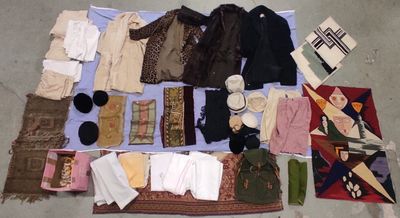 beaucoup de vêtements et d'accessoires étalés par terre