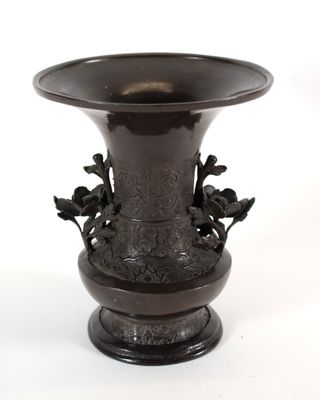 un vase brun posé sur une table