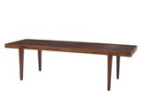 La table est en bois ; elle possède deux pieds et un plateau en bois.