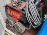 un tas de tuyaux et d'autres outils dans un local de rangement