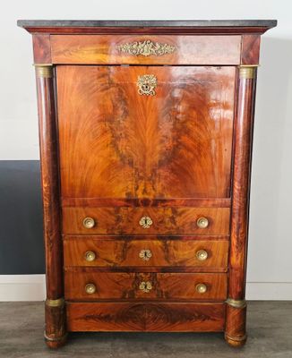 une commode ancienne en bois avec des ferrures en laiton