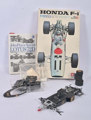 une maquette de voiture de course et un livre posés sur la table