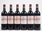 six bouteilles de vin rouge alignées
