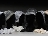 six têtes de mannequins sont alignées en rang, coiffées de chapeaux