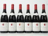six bouteilles de vin rouge alignées
