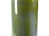 un vase vert orné d'un couvercle doré sur fond blanc