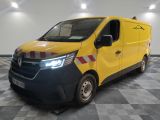 La camionnette jaune est garée sur un sol à damier dans le garage.