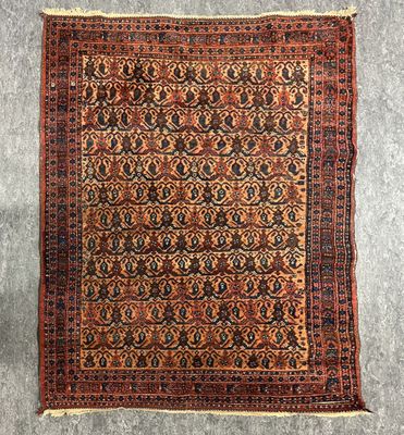 un tapis persan ancien aux motifs rouges et noirs