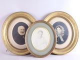 trois portraits encadrés représentant un homme et une femme sur fond blanc