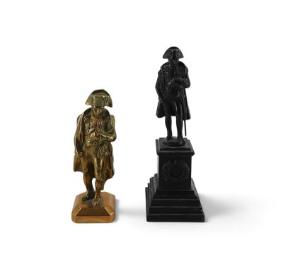 deux figurines en bronze représentant un homme et une femme, posées sur un socle